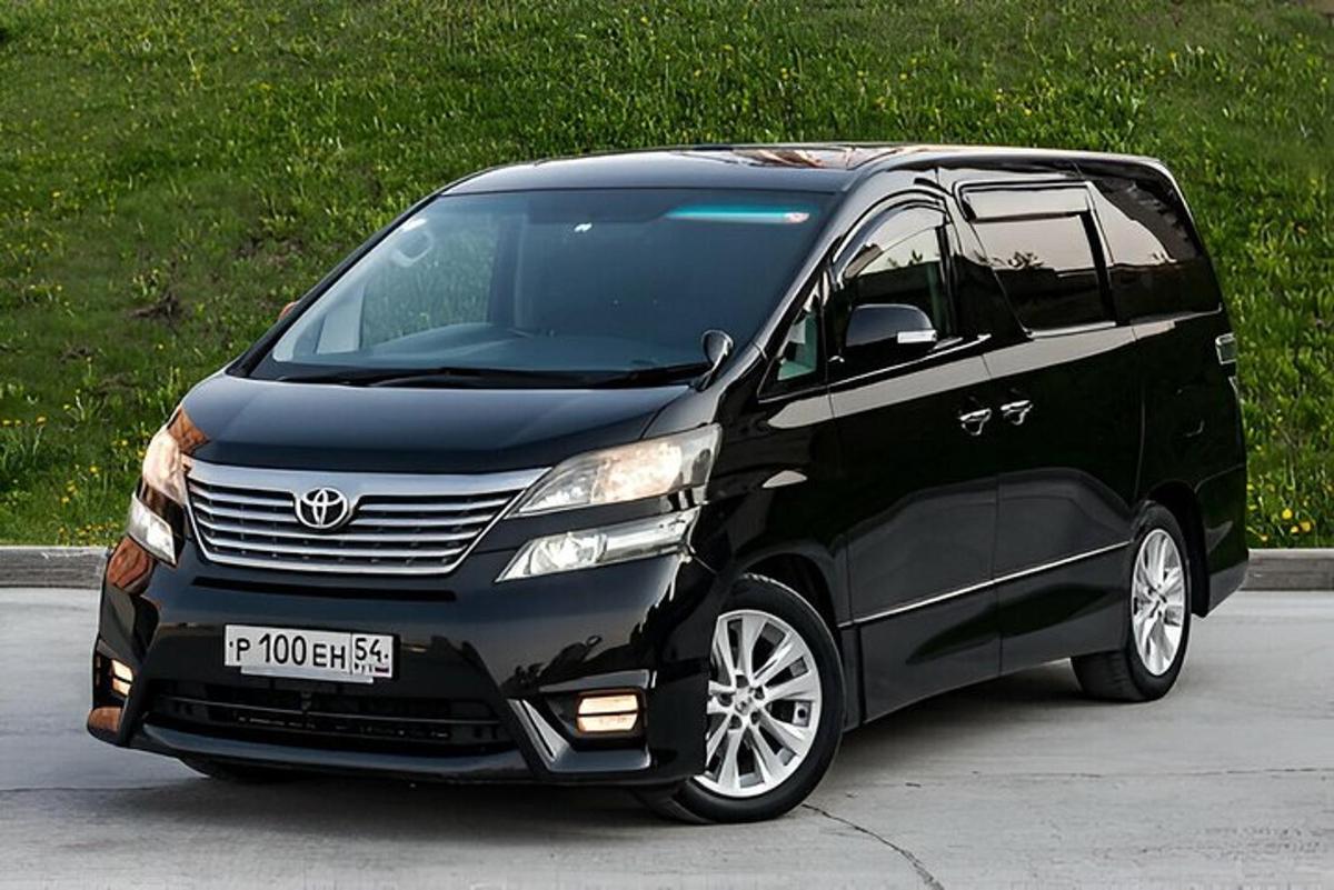 sebuah van hitam diletakkan di tempat letak kereta