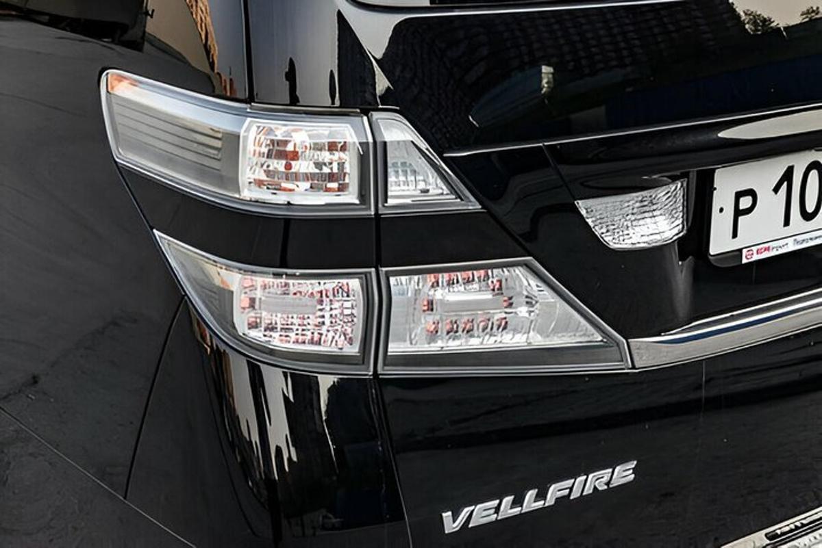 eine Nahaufnahme der Vorderseite eines schwarzen Autos