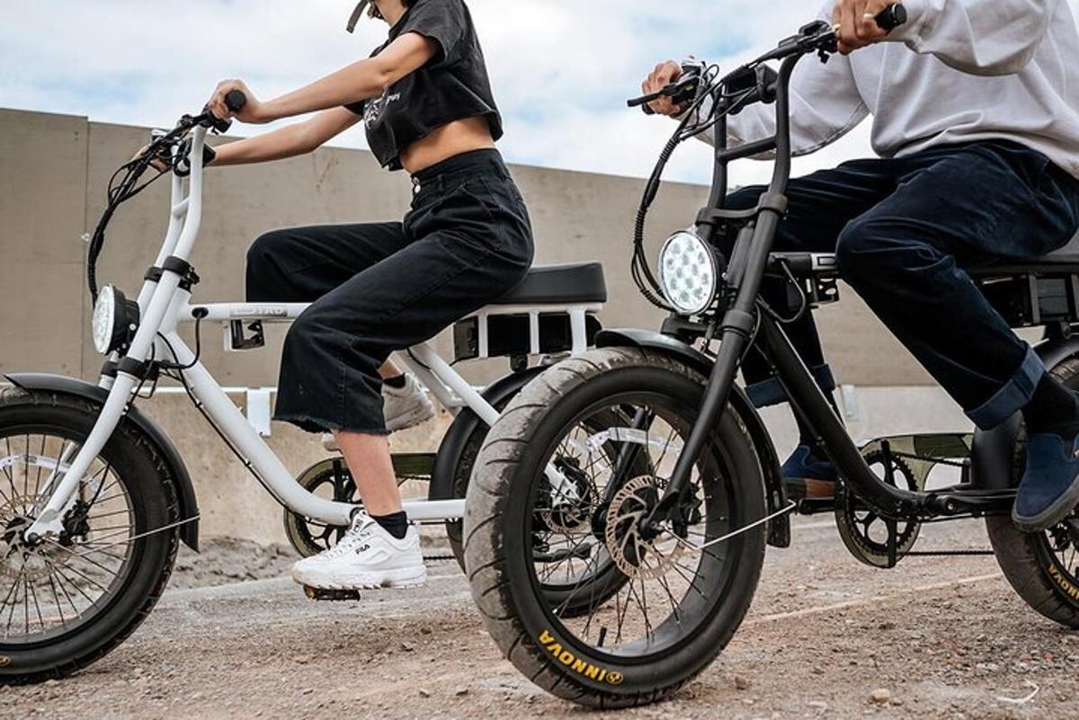 een paar mensen die op een motorfiets rijden