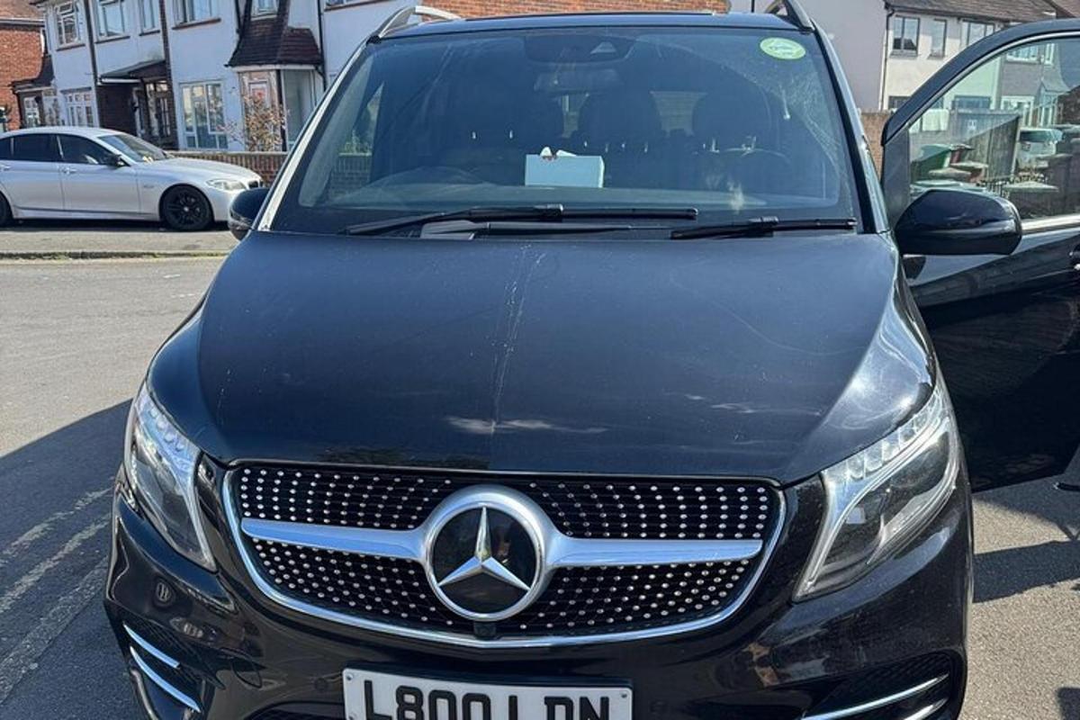 černé auto zaparkované na parkovišti
