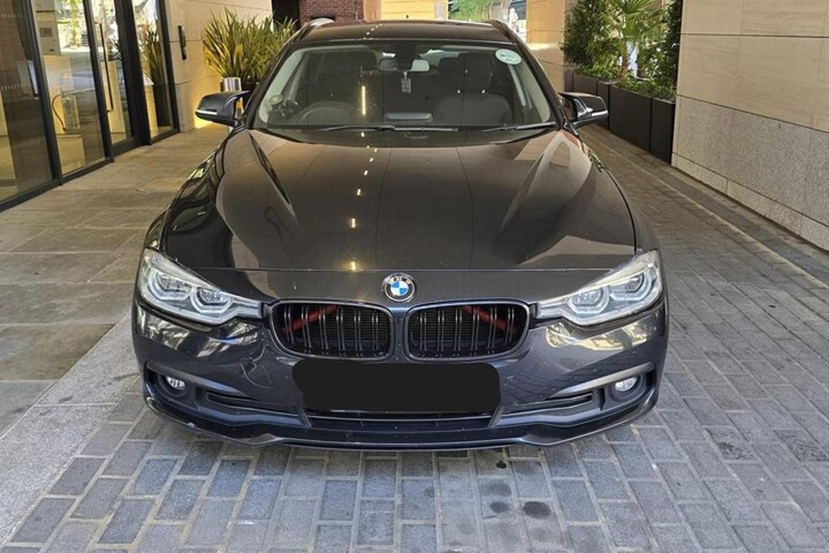stříbrné BMW zaparkované na ulici