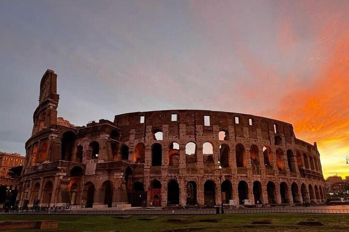 un grande edificio in mattoni con un tramonto sullo sfondo