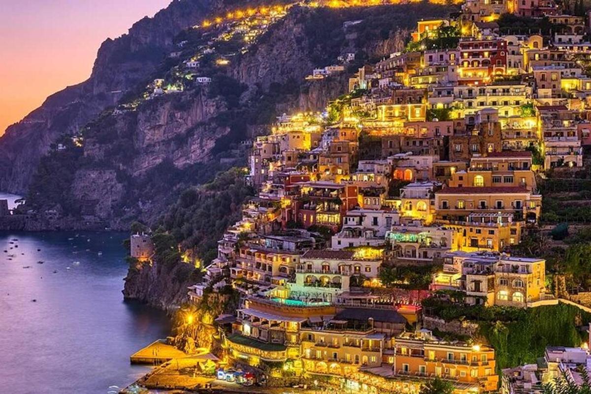un villaggio di Positano sul fianco di una montagna di notte