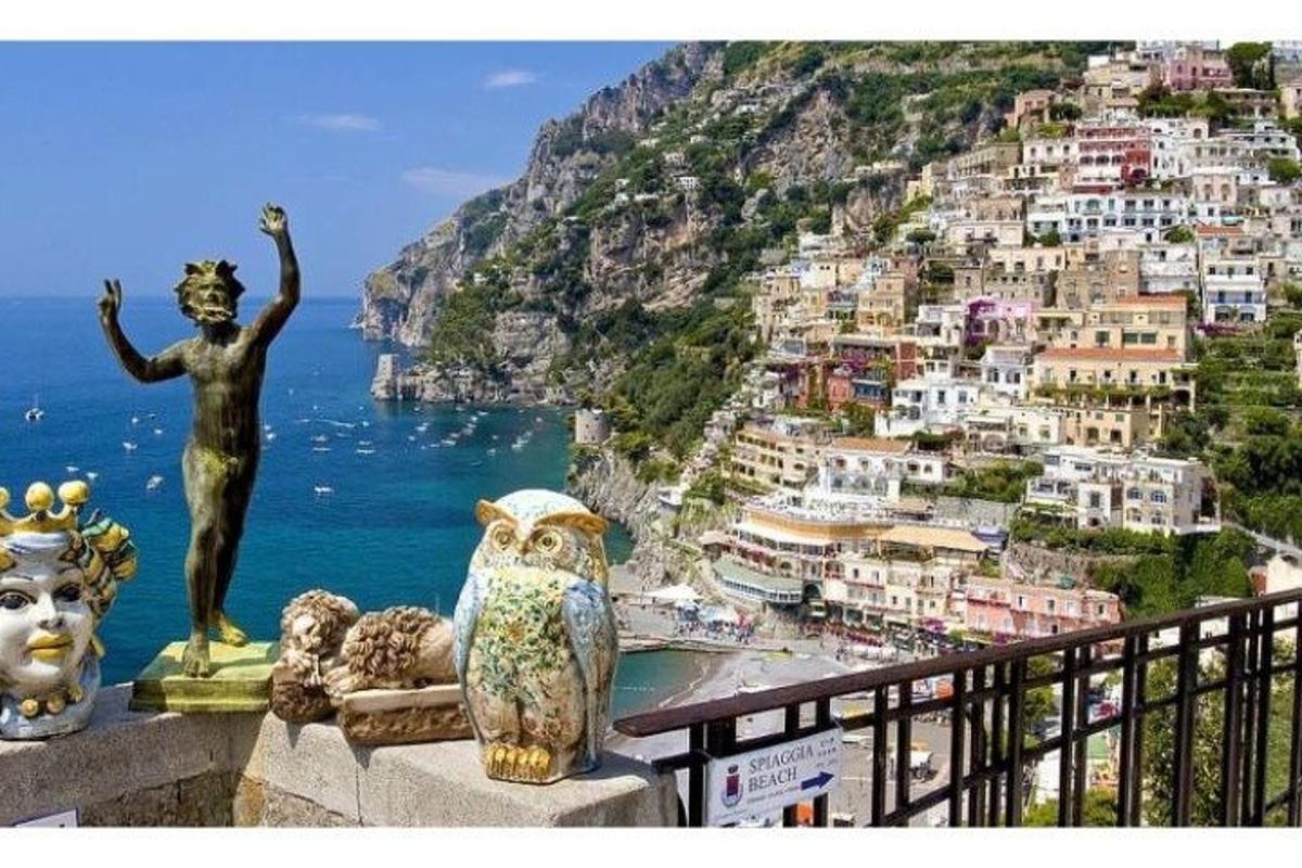 una statua su una sporgenza con vista su una città