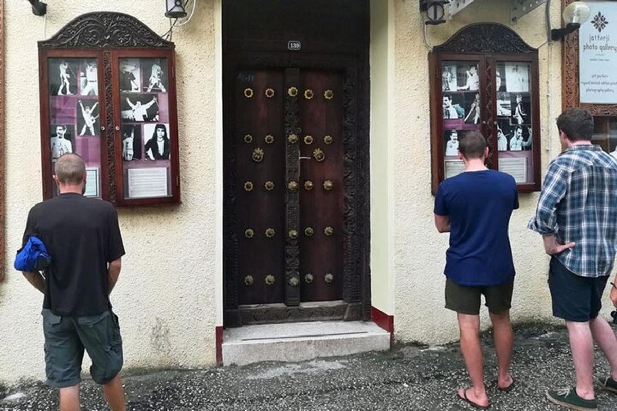μια ομάδα ανδρών που στέκονται έξω από ένα κτίριο