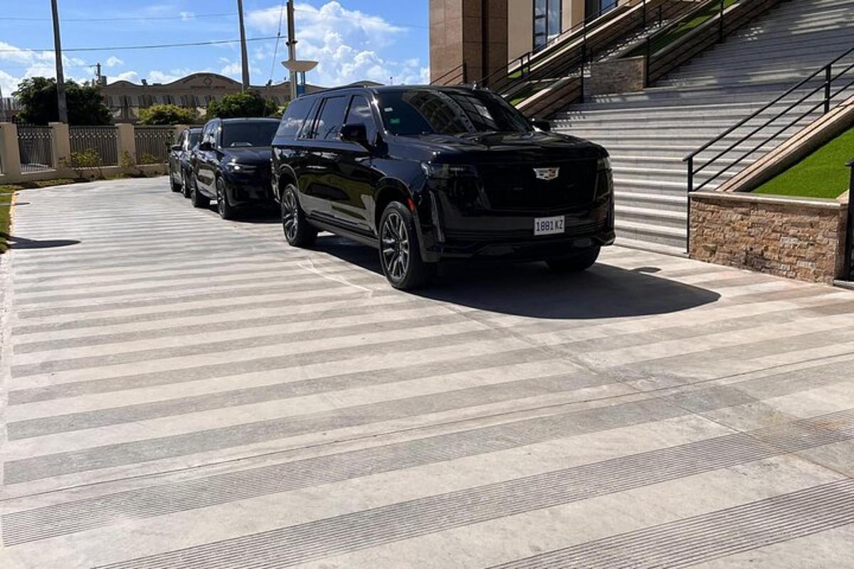 due auto sono parcheggiate in un parcheggio