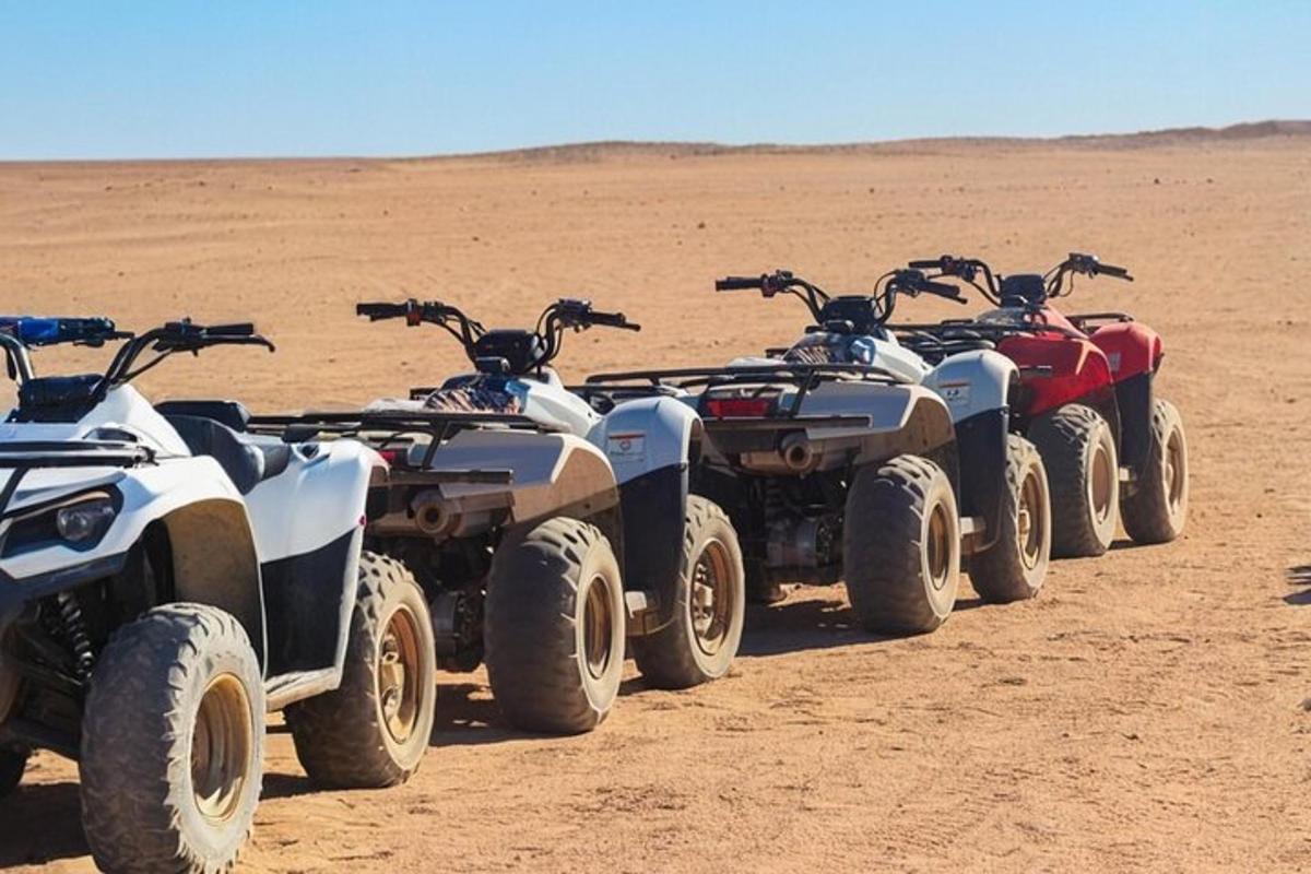 una filera de vehicles tot terreny aparcats al desert