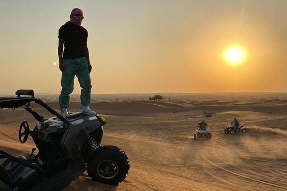 mees seisab kõrbes ATV peal