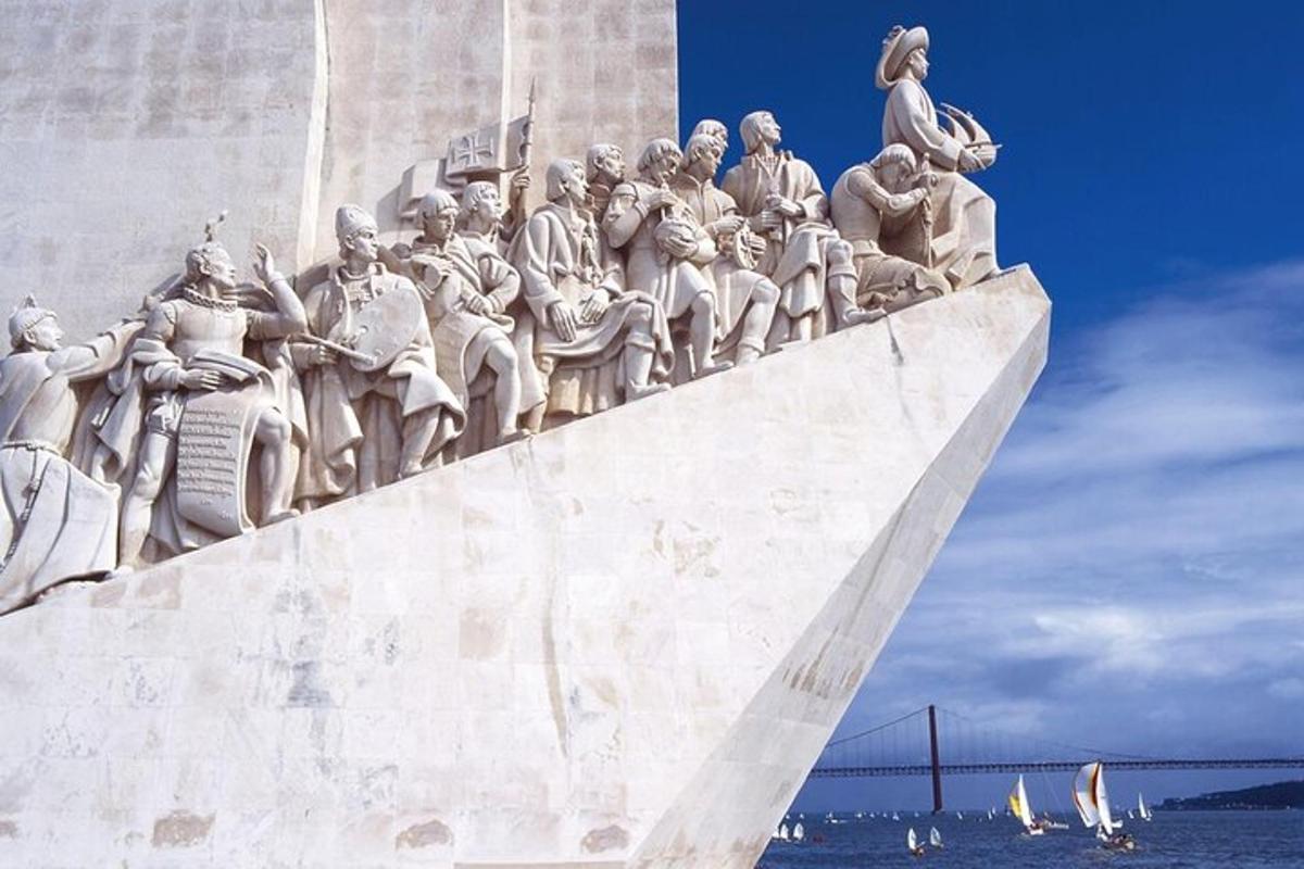una statua di un gruppo di persone su un monumento