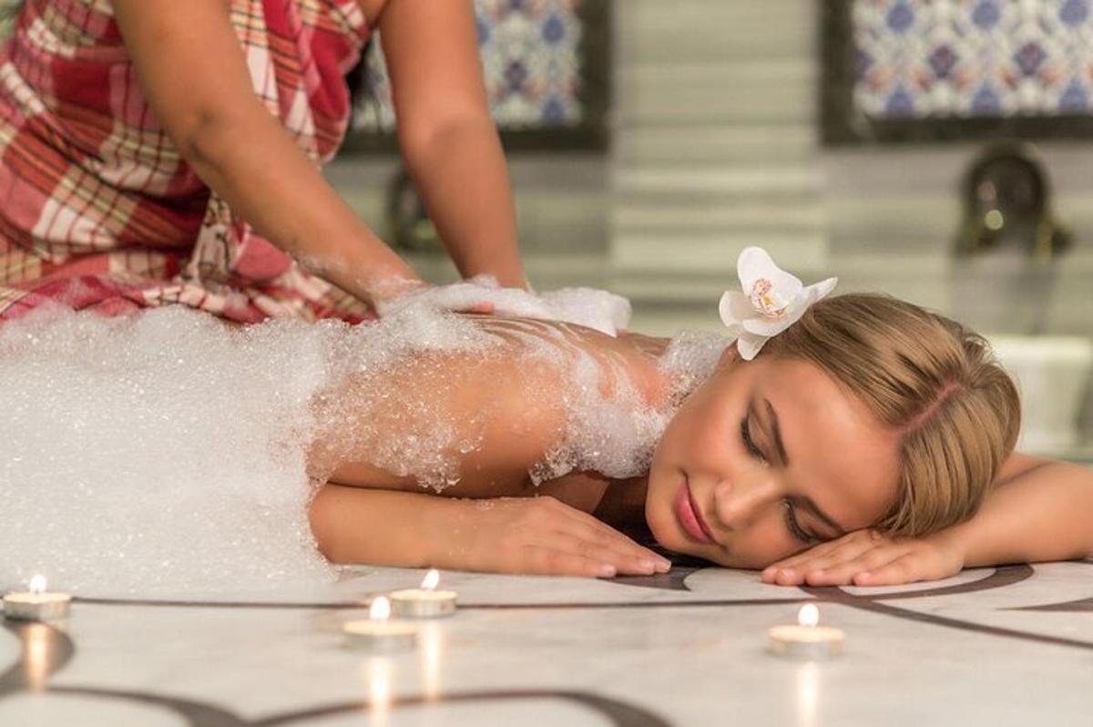 uma mulher recebendo uma massagem na banheira