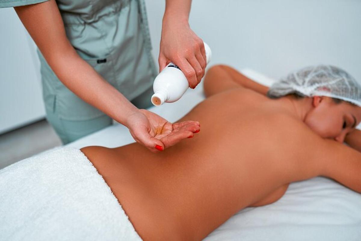 uma mulher recebendo uma massagem de um terapeuta