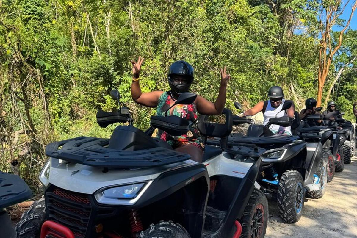 un grup de persones que condueixen quads per un camí de terra