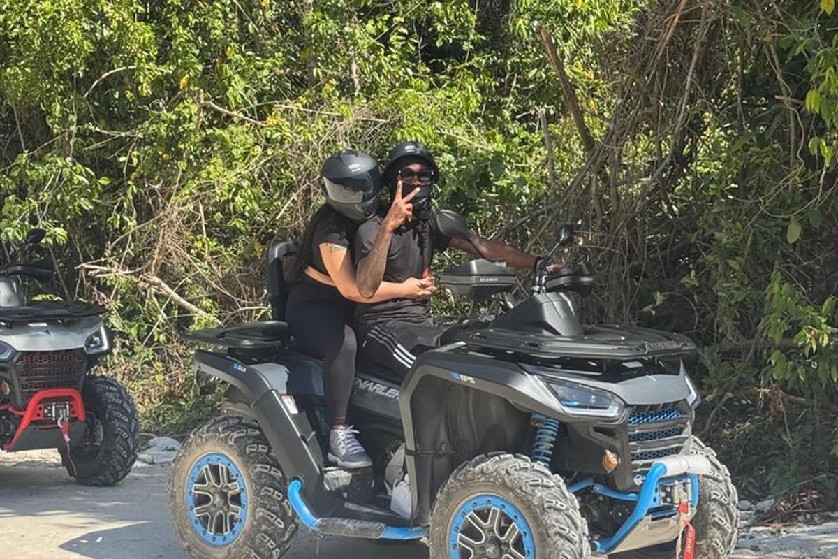 ชายคนหนึ่งกำลังถ่ายรูปชายคนหนึ่งบนรถสี่ล้อ