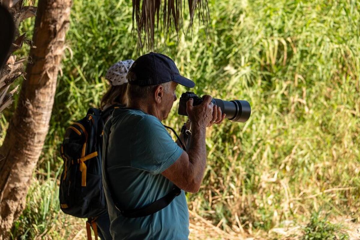 un uomo con uno zaino che scatta una foto con una macchina fotografica