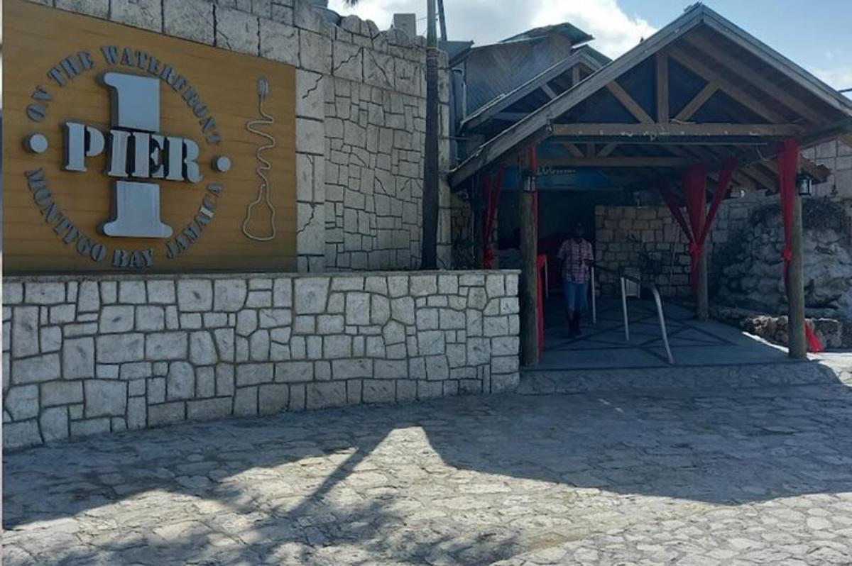 kamienny budynek z napisem „Pter Food Park”