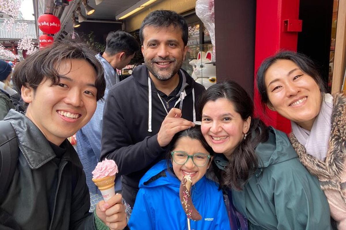 Un grupo de personas posando para una foto con helado.
