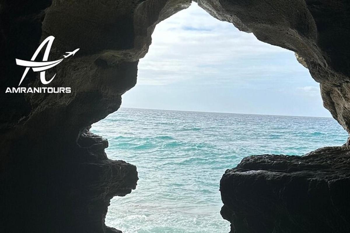 una vista dell'oceano attraverso una grotta rocciosa