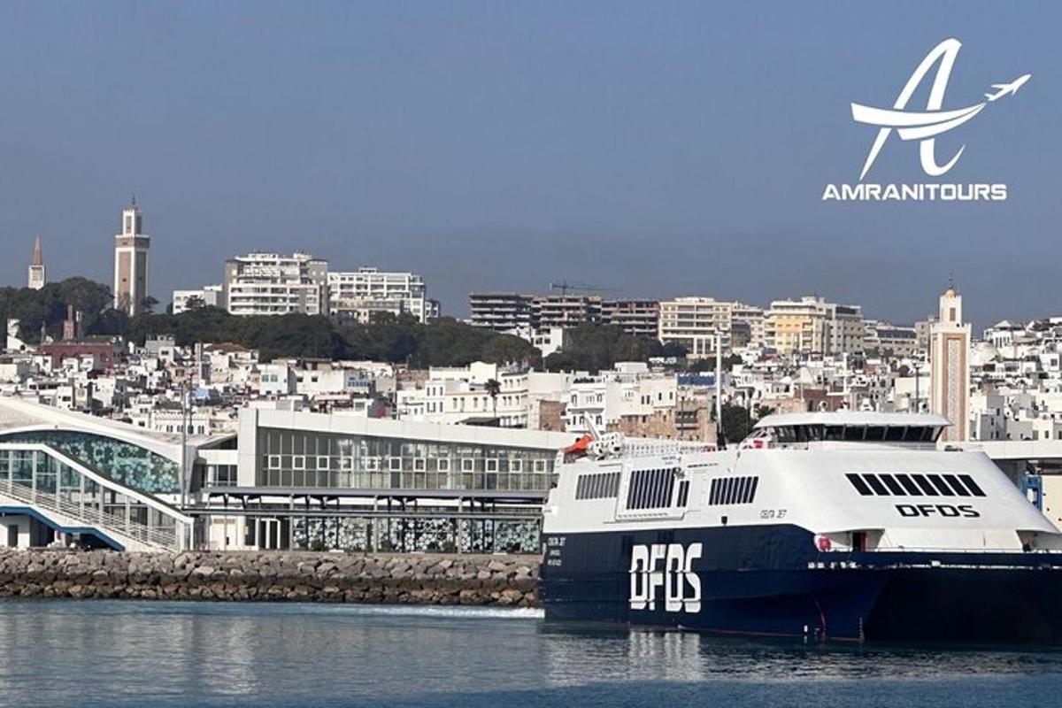 una nave da crociera attraccata in un porto con una città