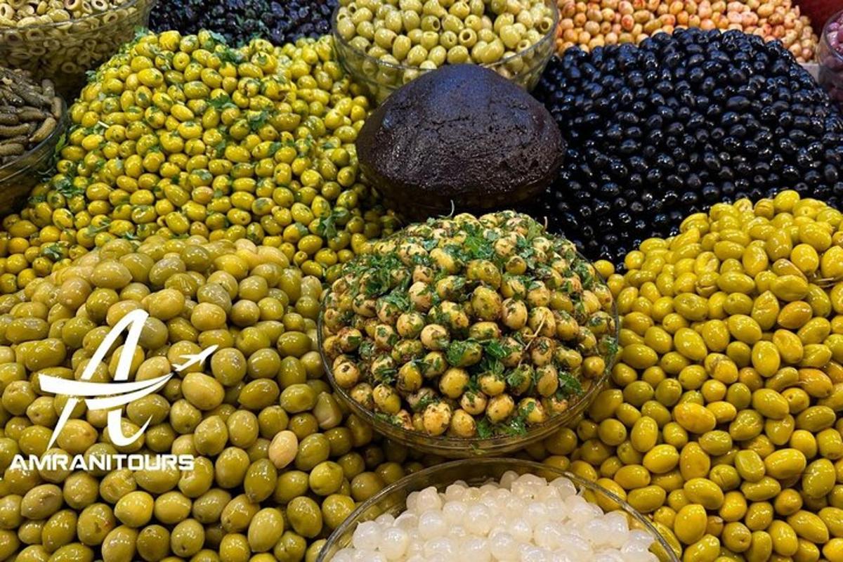 una mostra di diversi tipi di frutta e verdura