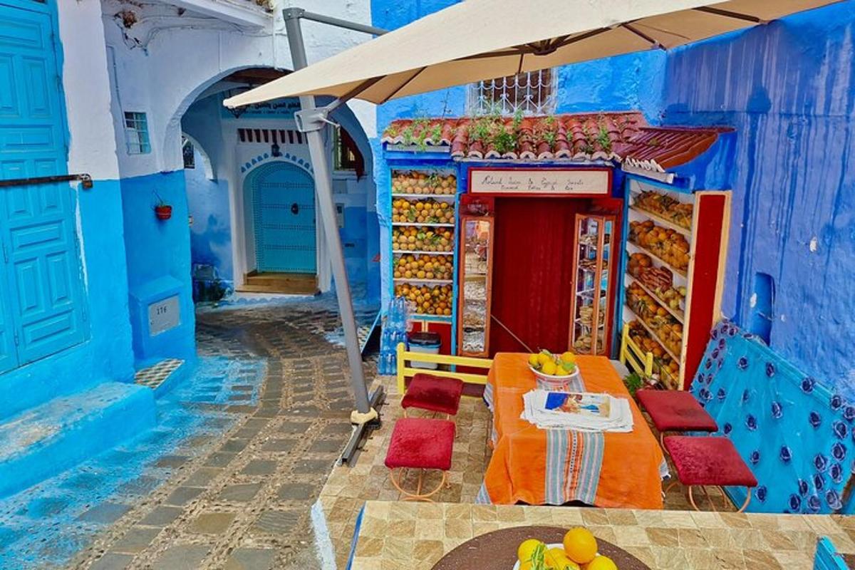 ένα μπλε κτίριο με ένα τραπέζι και μια ομπρέλα