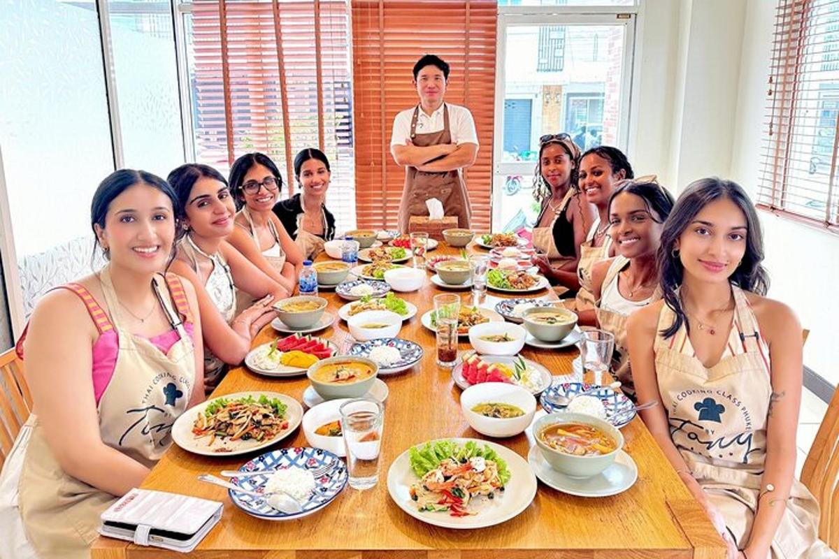 um grupo de pessoas sentadas à mesa comendo comida