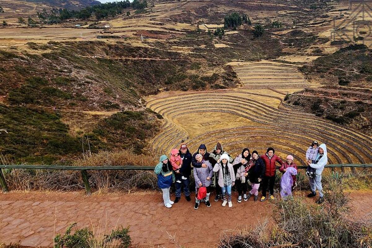 een groep mensen die poseren voor een foto op een heuvel
