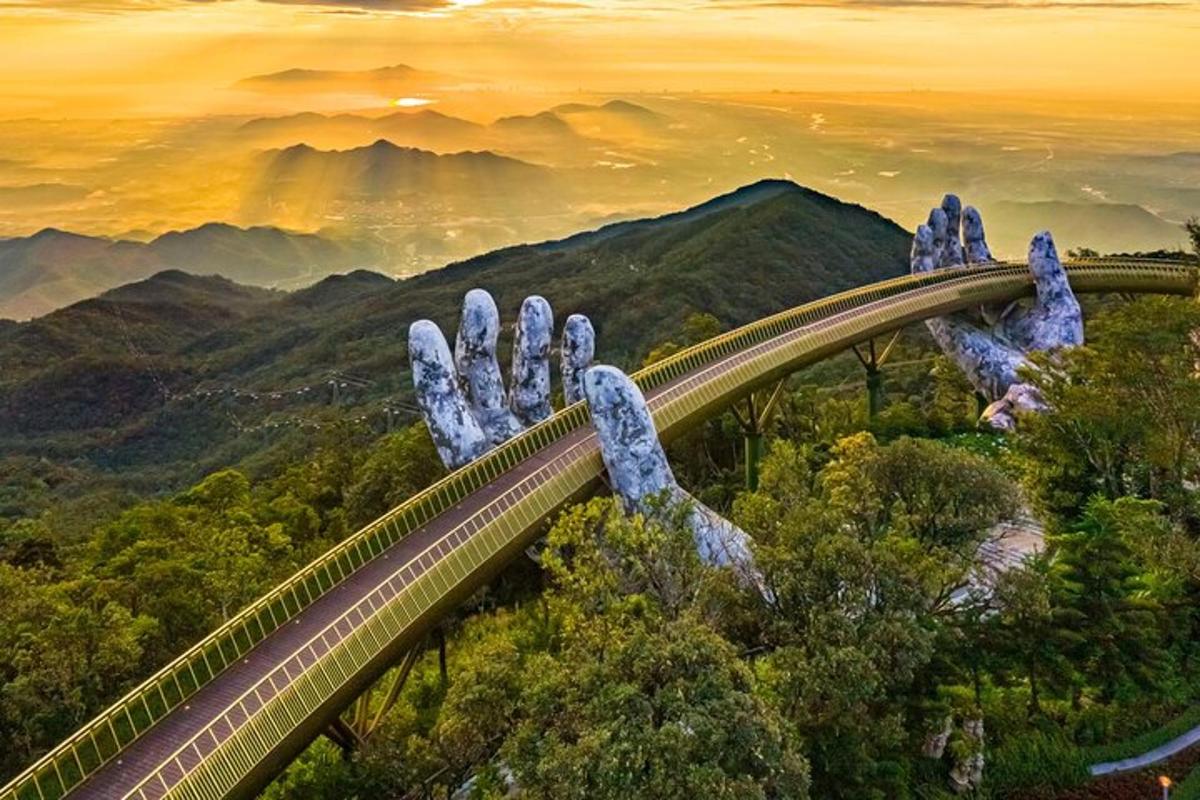 un ponte in montagna con una mano che saluta