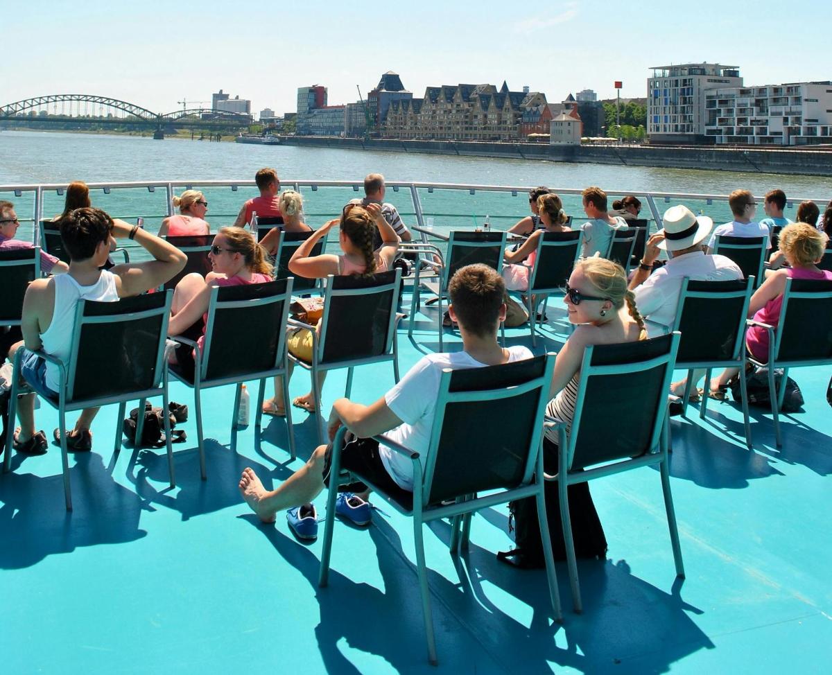 un groupe de personnes assises sur des chaises sur un bateau