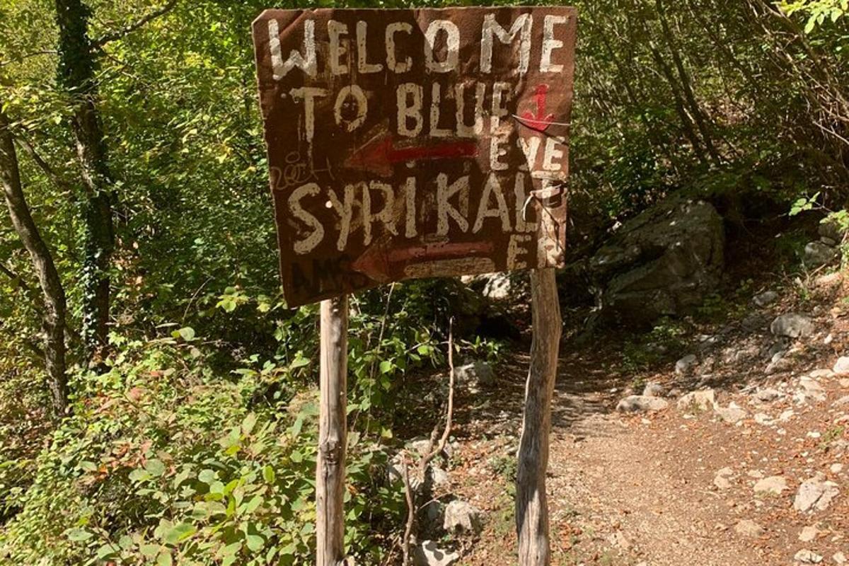 μια πινακίδα στην άκρη ενός χωματόδρομου