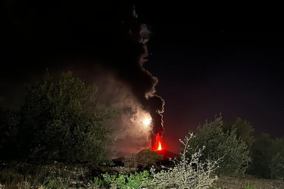api sedang menyala di padang pada waktu malam