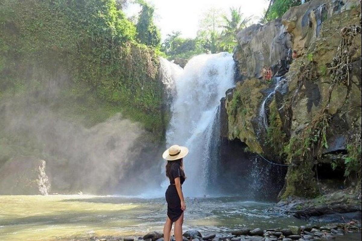 una donna in piedi davanti a una cascata