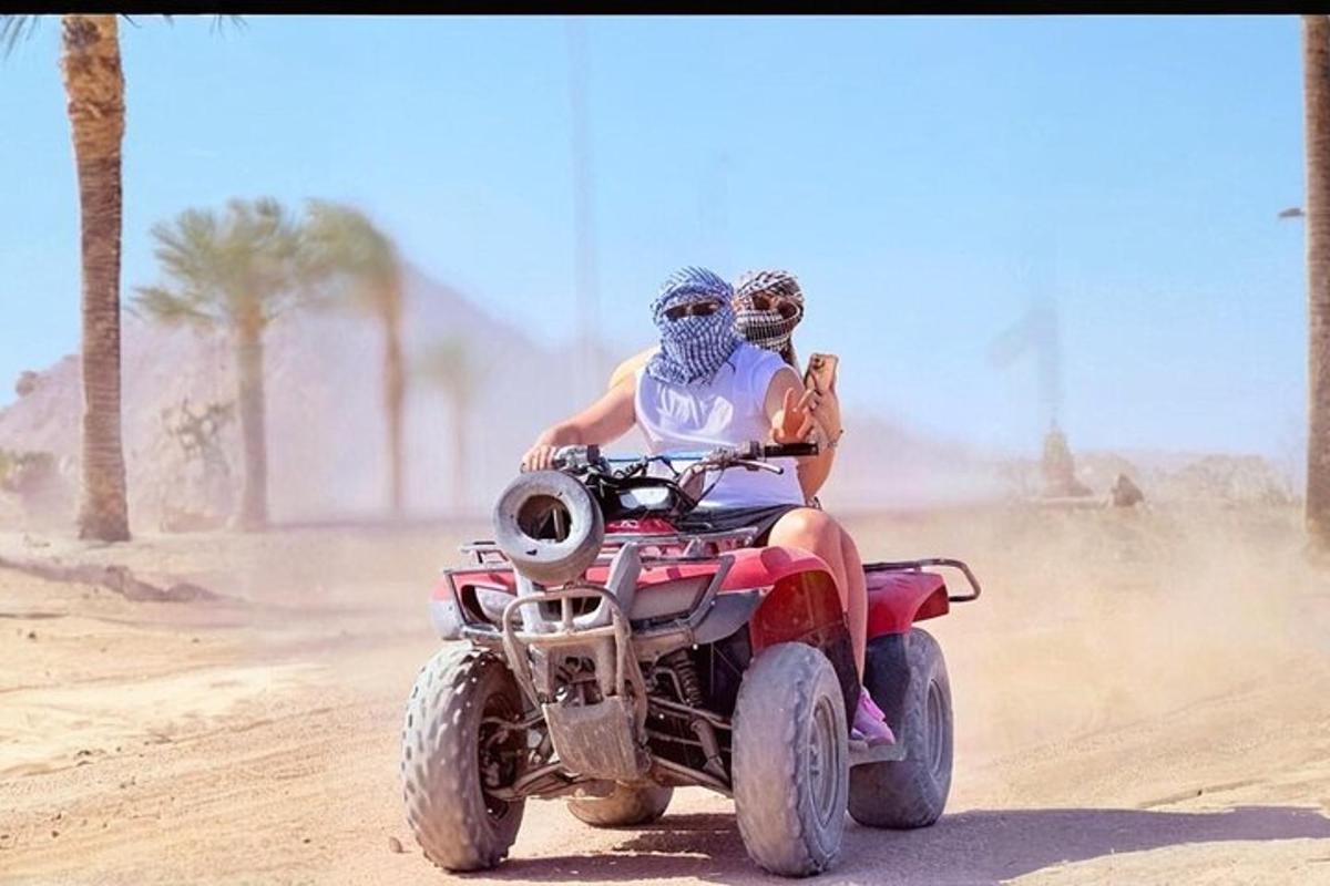 kaks inimest sõidavad kõrbes ATV-ga