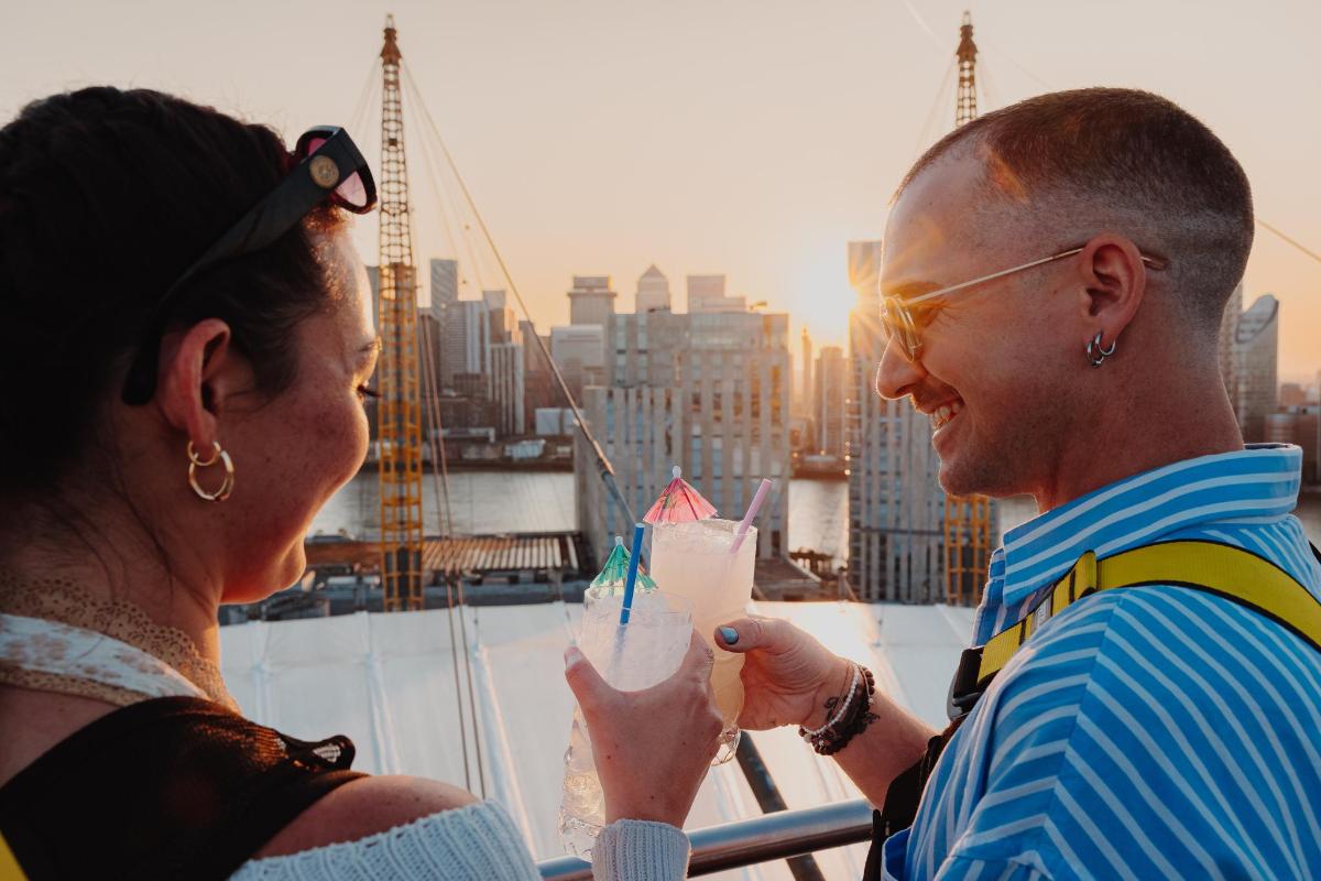 Un hombre y una mujer bebiendo un batido