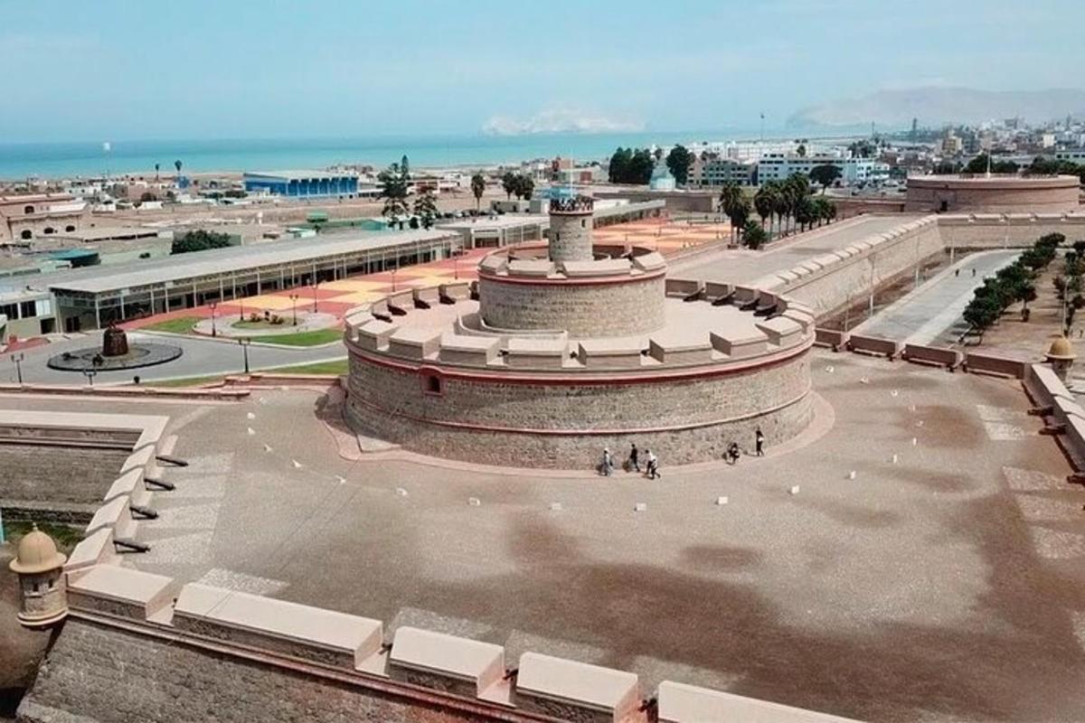 một tòa nhà có tượng đài ở giữa thành phố