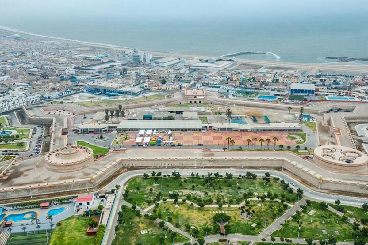 una vista aerea di una città con l'oceano