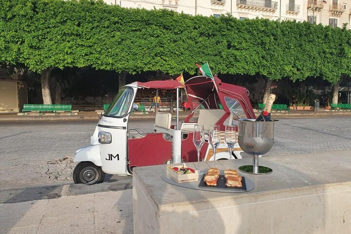 một chiếc xe golf nhỏ có một cái bàn đựng thức ăn