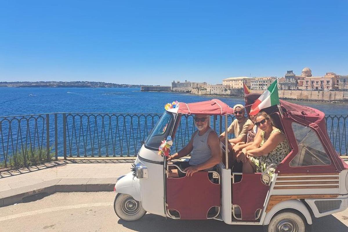 skupina ljudi, ki sedijo v golfskem vozičku