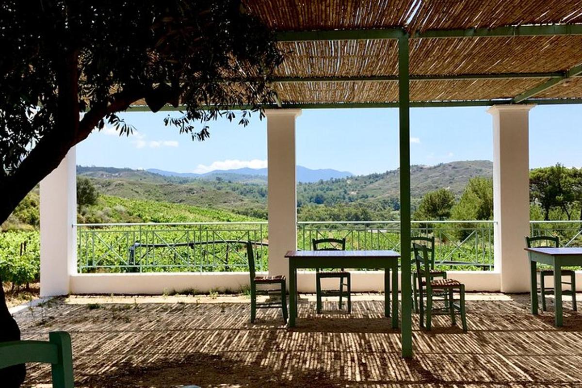 un porxo amb taula i cadires i vistes