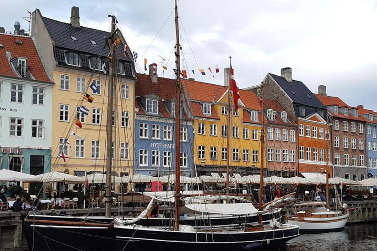 hópur báta lagðist að bryggju í höfn með byggingum