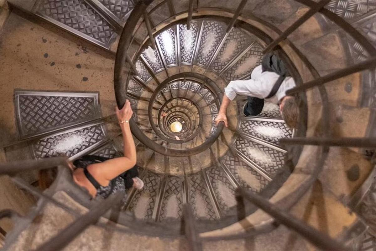 un uomo e una donna che scendono da una scala a chiocciola