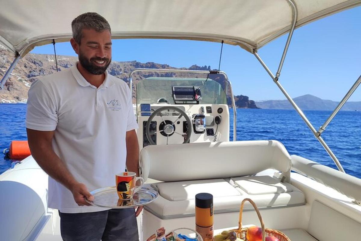 un home que sosté un plat de menjar en un vaixell