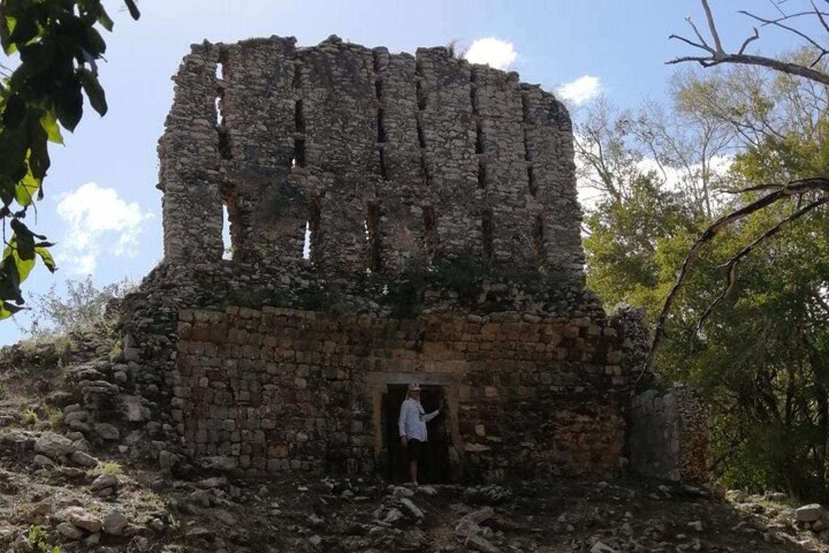 un home dret a la porta d'un edifici de maó