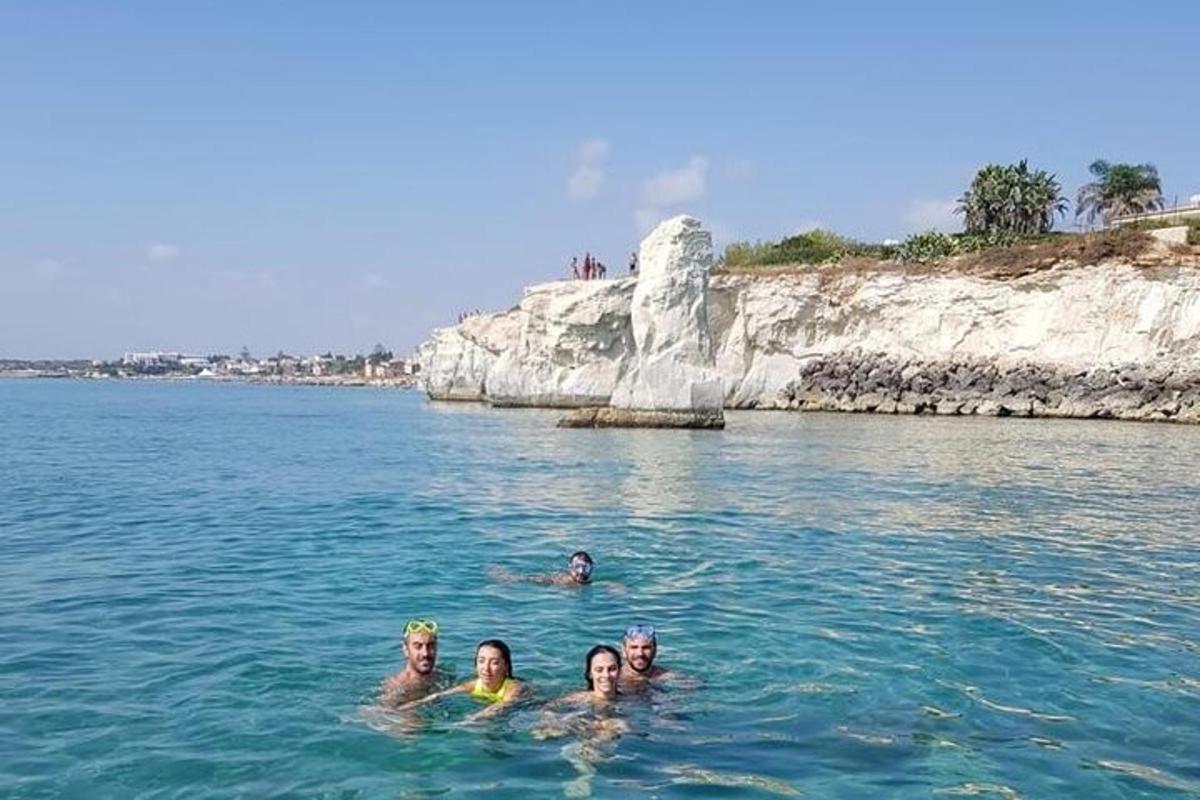 sekumpulan orang berenang di dalam air