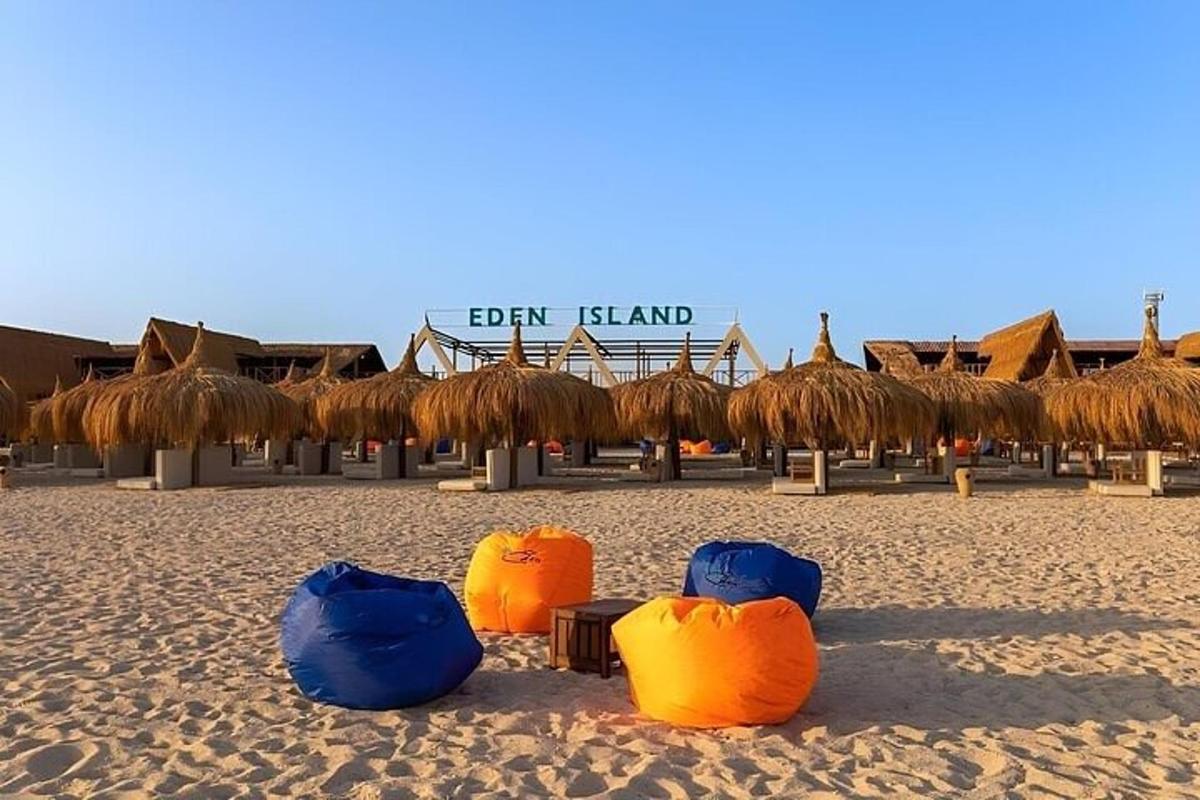 egy strand néhány nyugágyal és egy bárszigettel