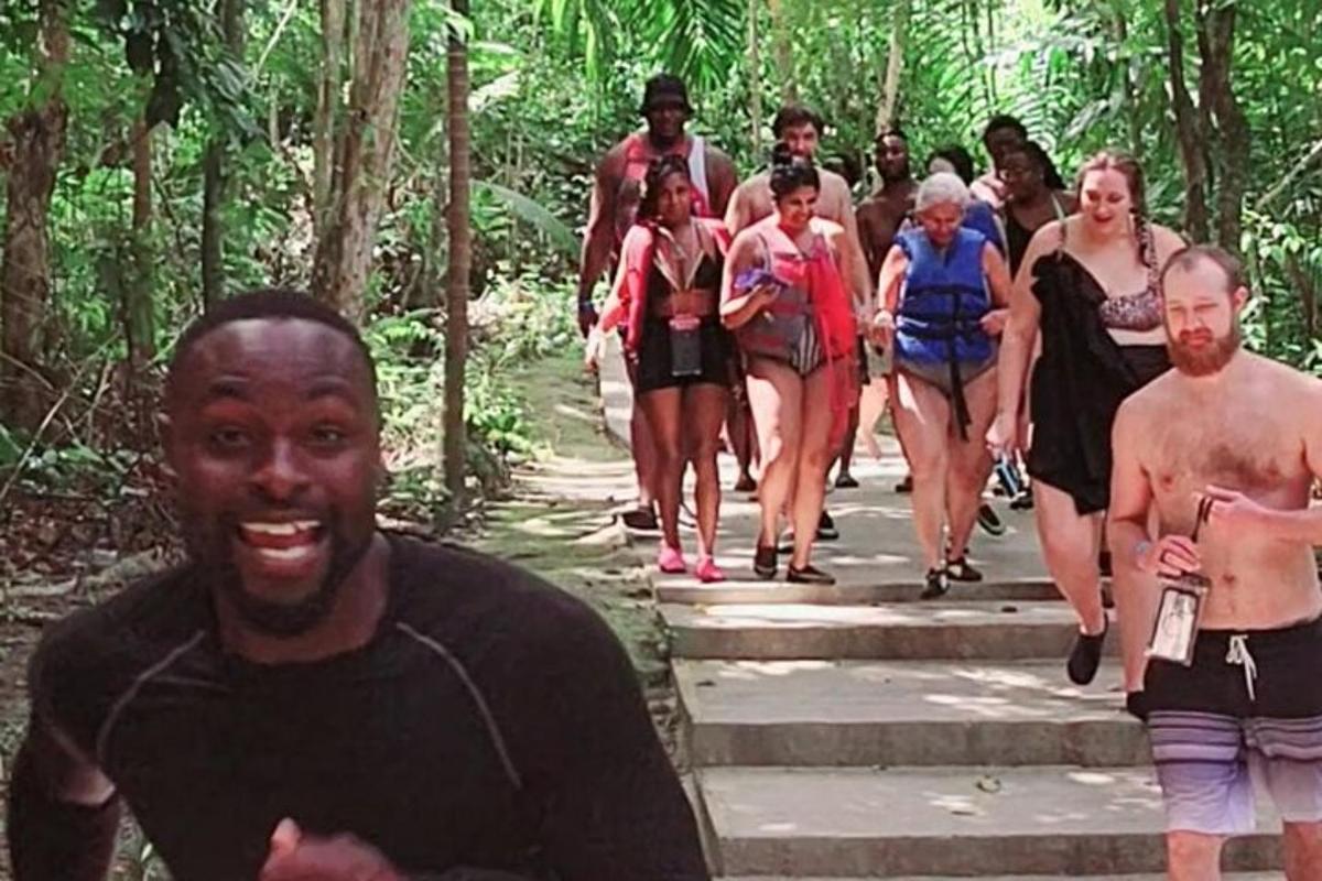 un grupo de personas caminando por un sendero