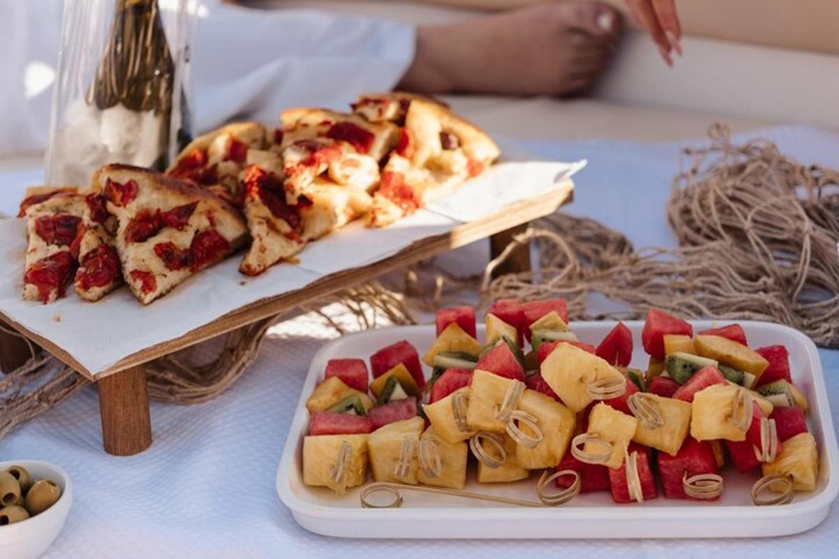 kaksi ruokalautasta pöydällä, jossa on pizzaviipaleita