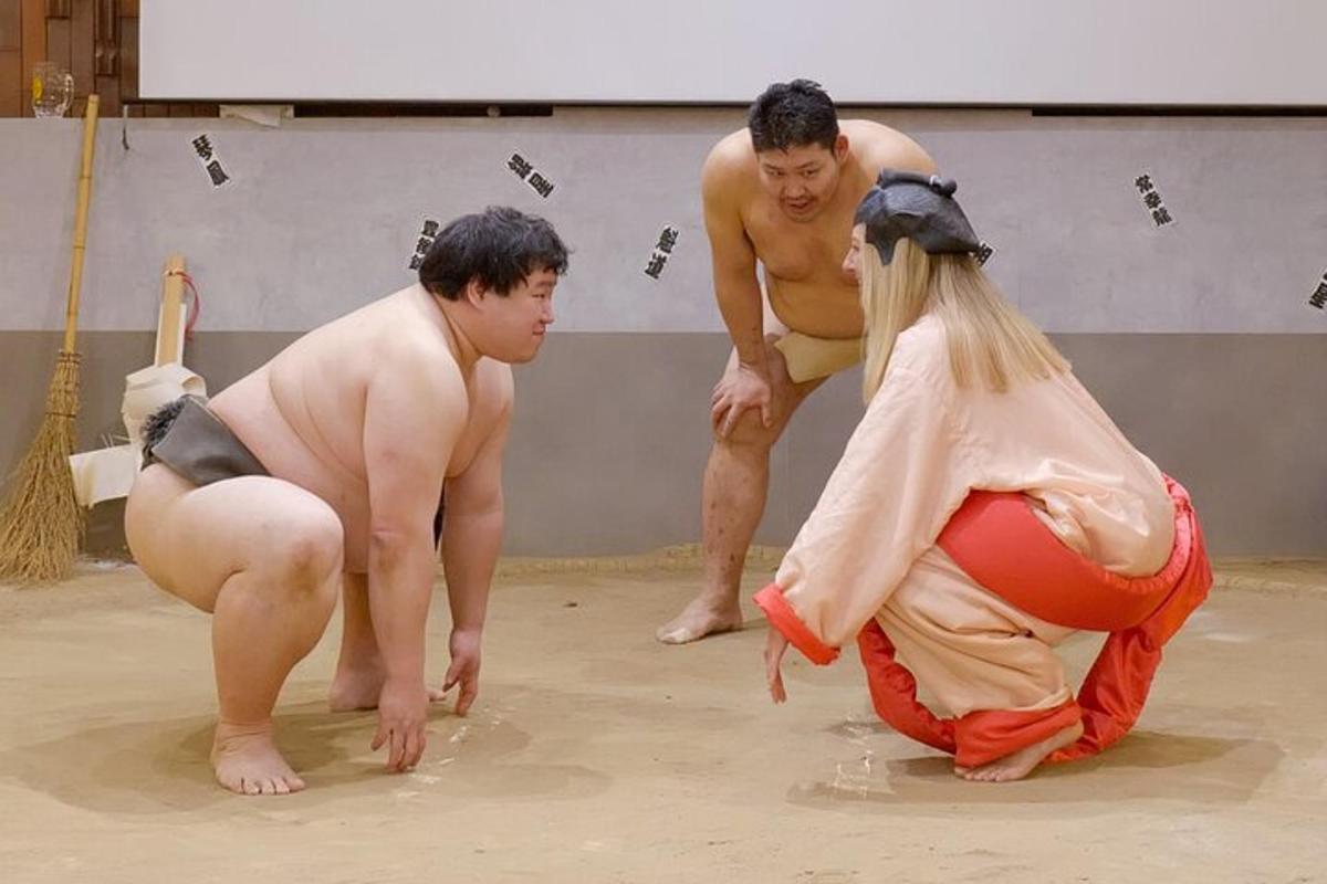 一组三男一女参加摔跤比赛