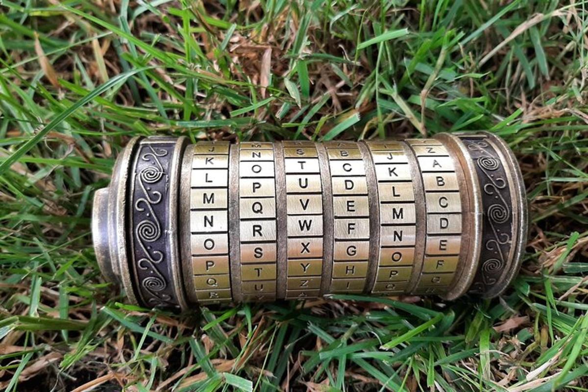 een houten cilinder staat in het gras