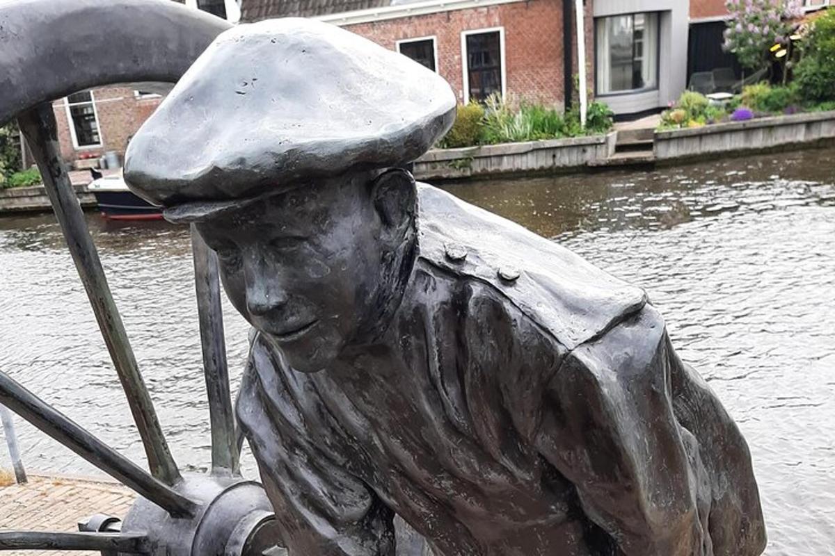 een beeld van een meisje met een hoed op