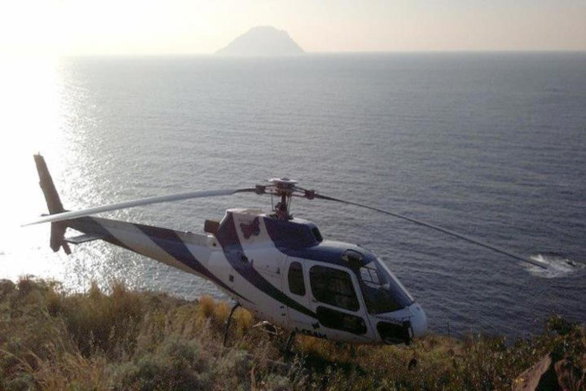 helikopter leti nad vodo